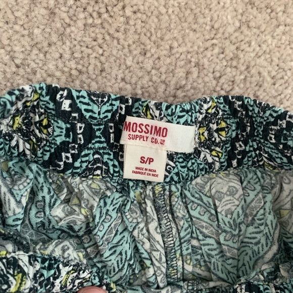 Cute flowy shorts - Picture 2 of 2